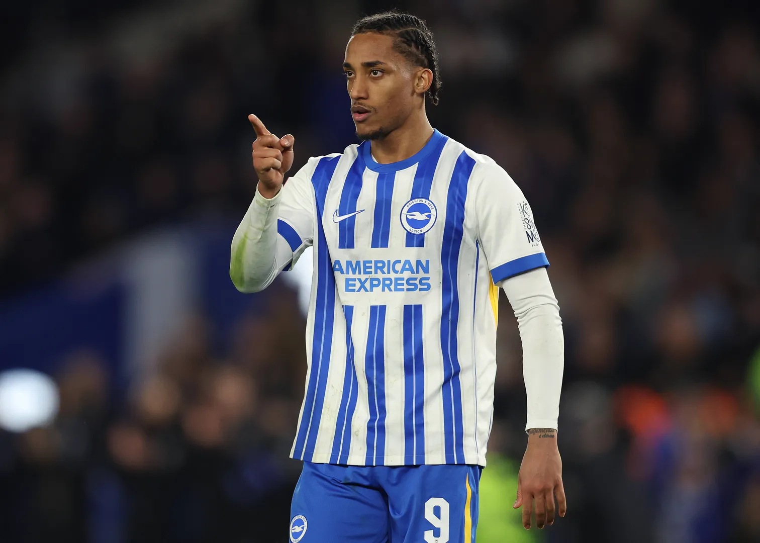 O atacante brasileiro Jo&atilde;o Pedro em jogo do Brighton