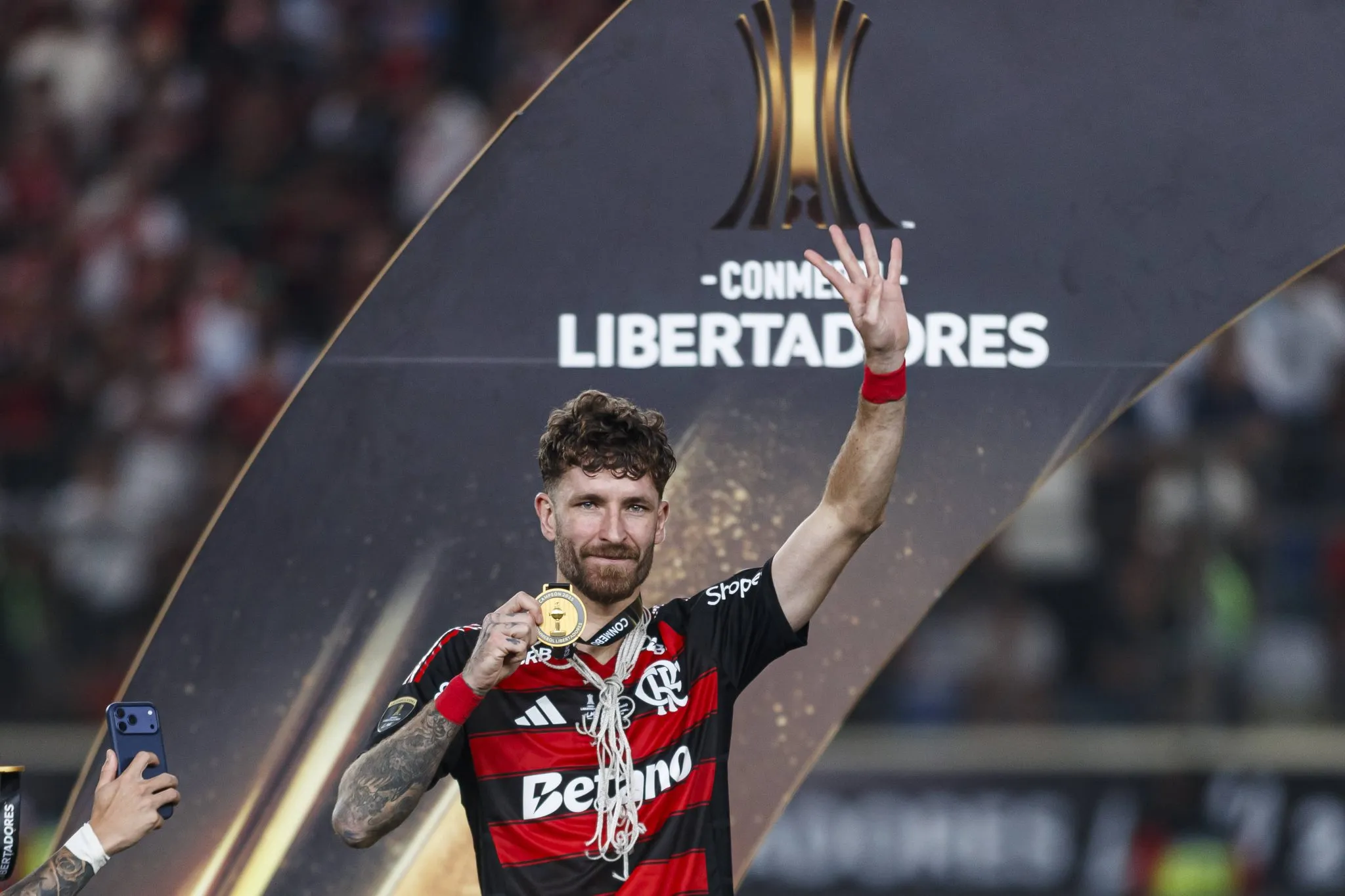 L&eacute;o Pereira &eacute; bicampe&atilde;o da Libertadores pelo Flamengo