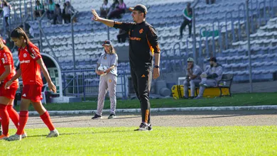 Perto de assinar com o Corinthians, Lucas Piccinato pede demiss&atilde;o das Gurias Coloradas