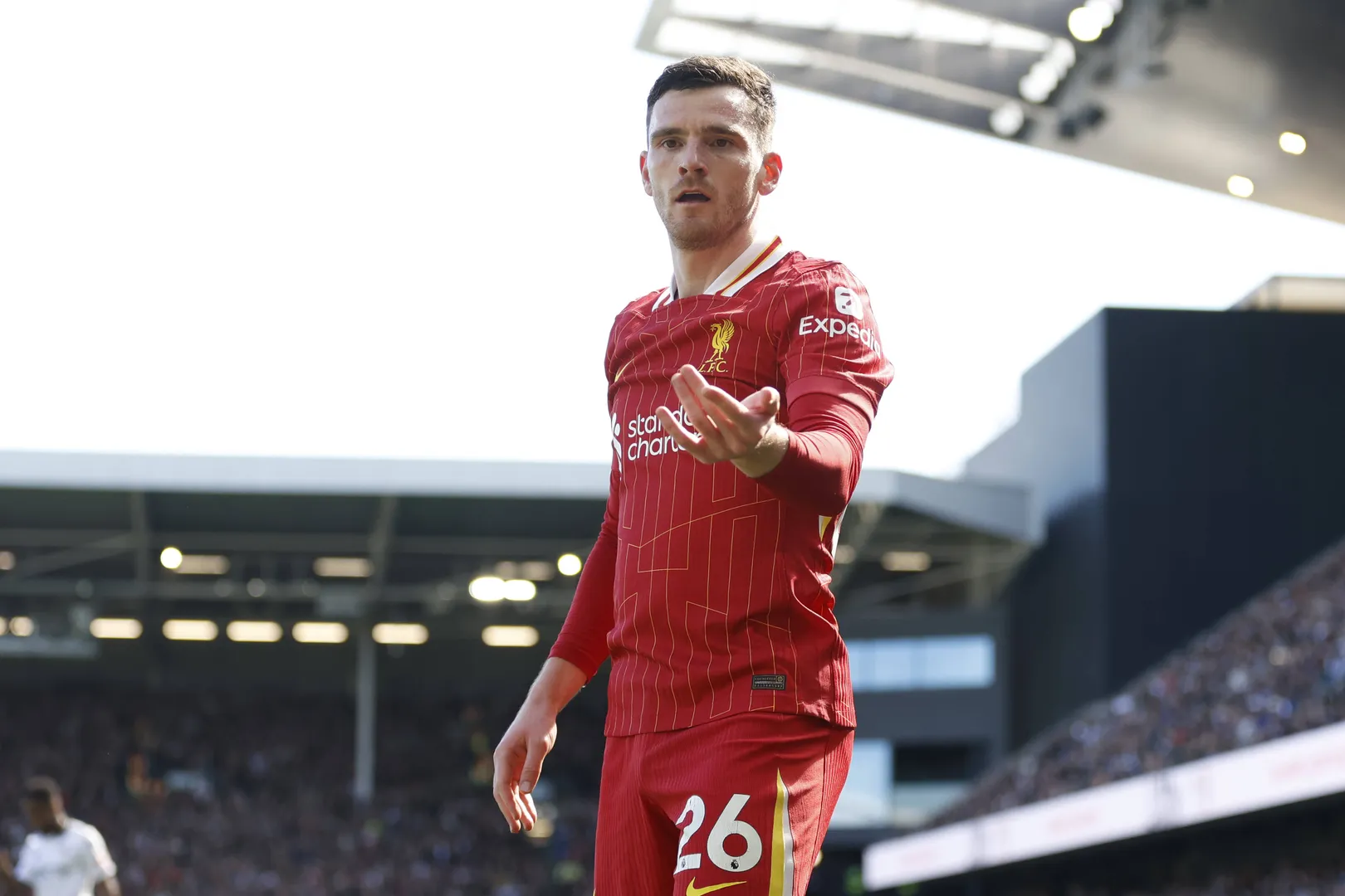 Se Robertson ficar no Liverpool, ter&aacute; que brigar pela titularidade Foto: (Imago)