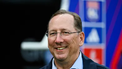 John Textor avan&ccedil;a na venda do Crystal Palace e tem interesse em outro clube ingl&ecirc;s