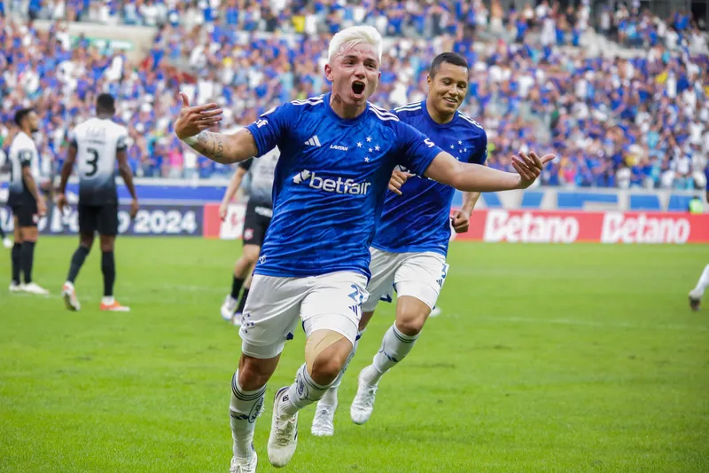 Barreal comemora lindo gol marcado em vit&oacute;ria do Cruzeiro sobre o Corinthians