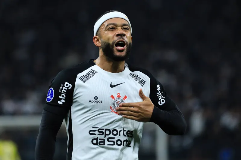 Depay celebra gol pelo Corinthians