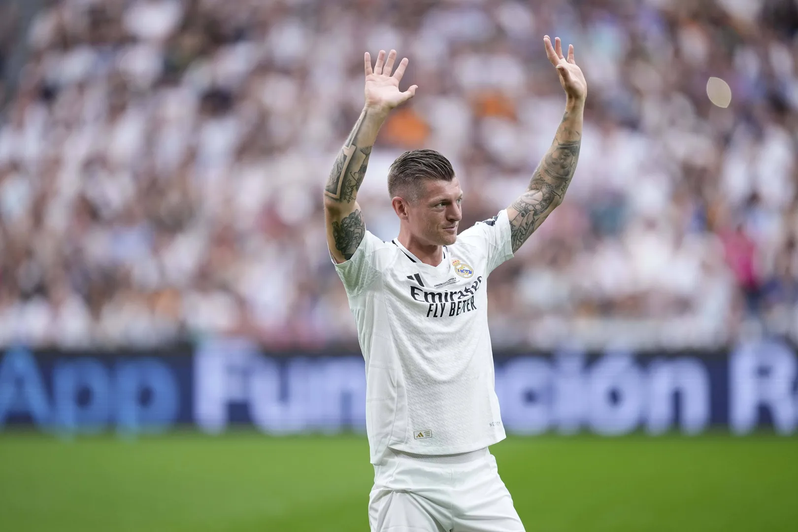 Kroos acena para torcedores do Real Madrid