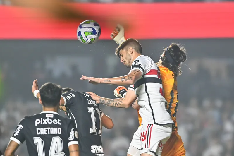 C&aacute;ssio disputa bola com zagueiro Beraldo em S&atilde;o Paulo x Corinthians, pelo Brasileir&atilde;o de 2023