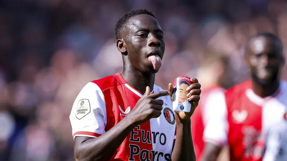 Yankuba Minteh comemora um de seus dois gols em goleada hist&oacute;ria do Feyenoord, por 6 a 0, sobre o rival Ajax