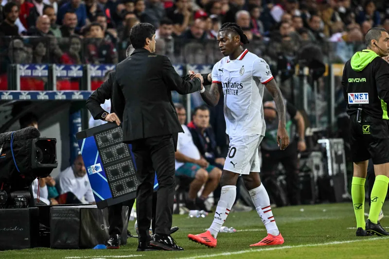 Paulo Fonseca cumprimenta Rafael Le&atilde;o na sa&iacute;da de campo