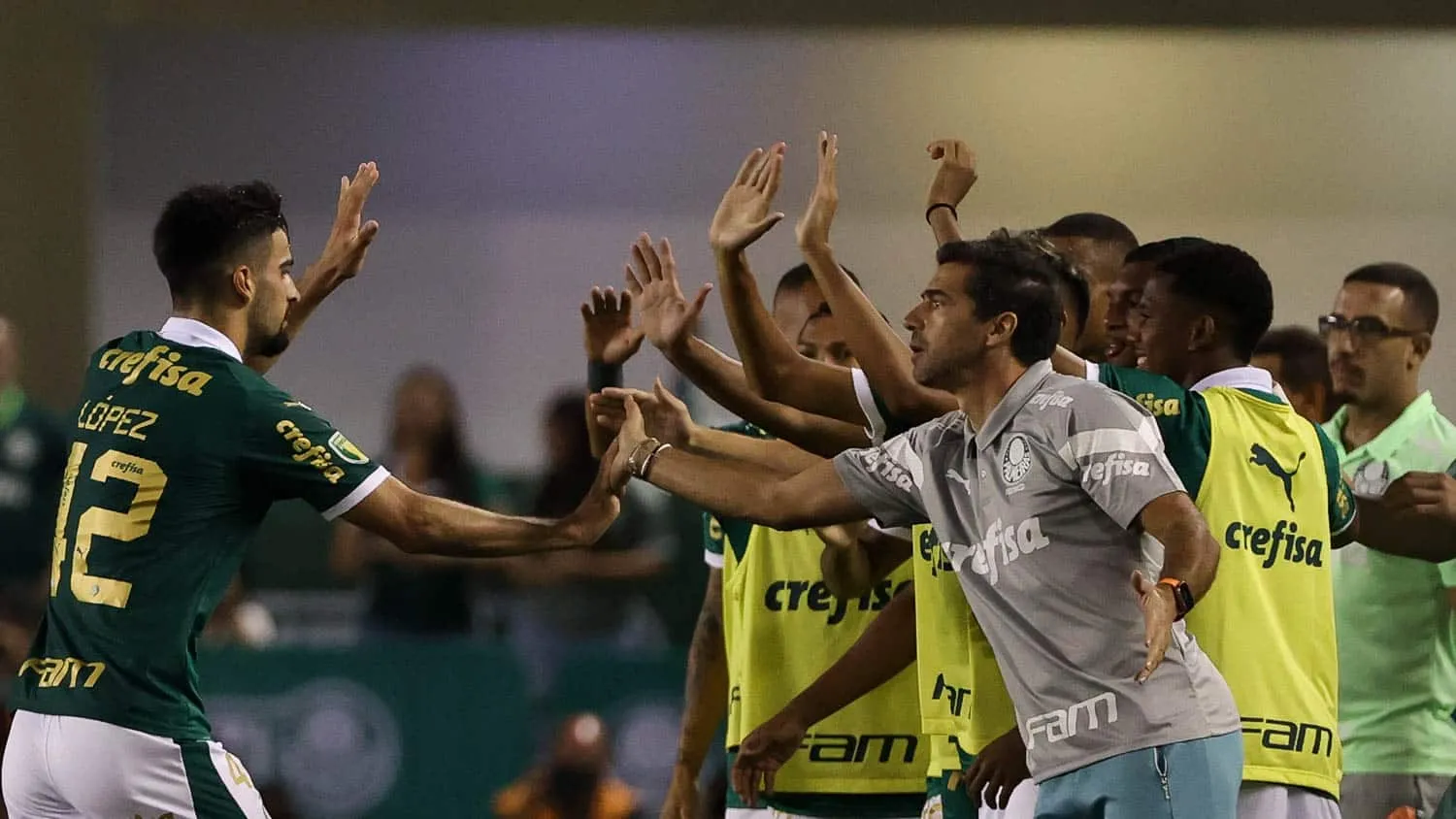 &lsquo;Nossos grandes refor&ccedil;os est&atilde;o aqui dentro&rsquo;: Abel adota morde e assopra na coletiva e confirma chegada de meia
