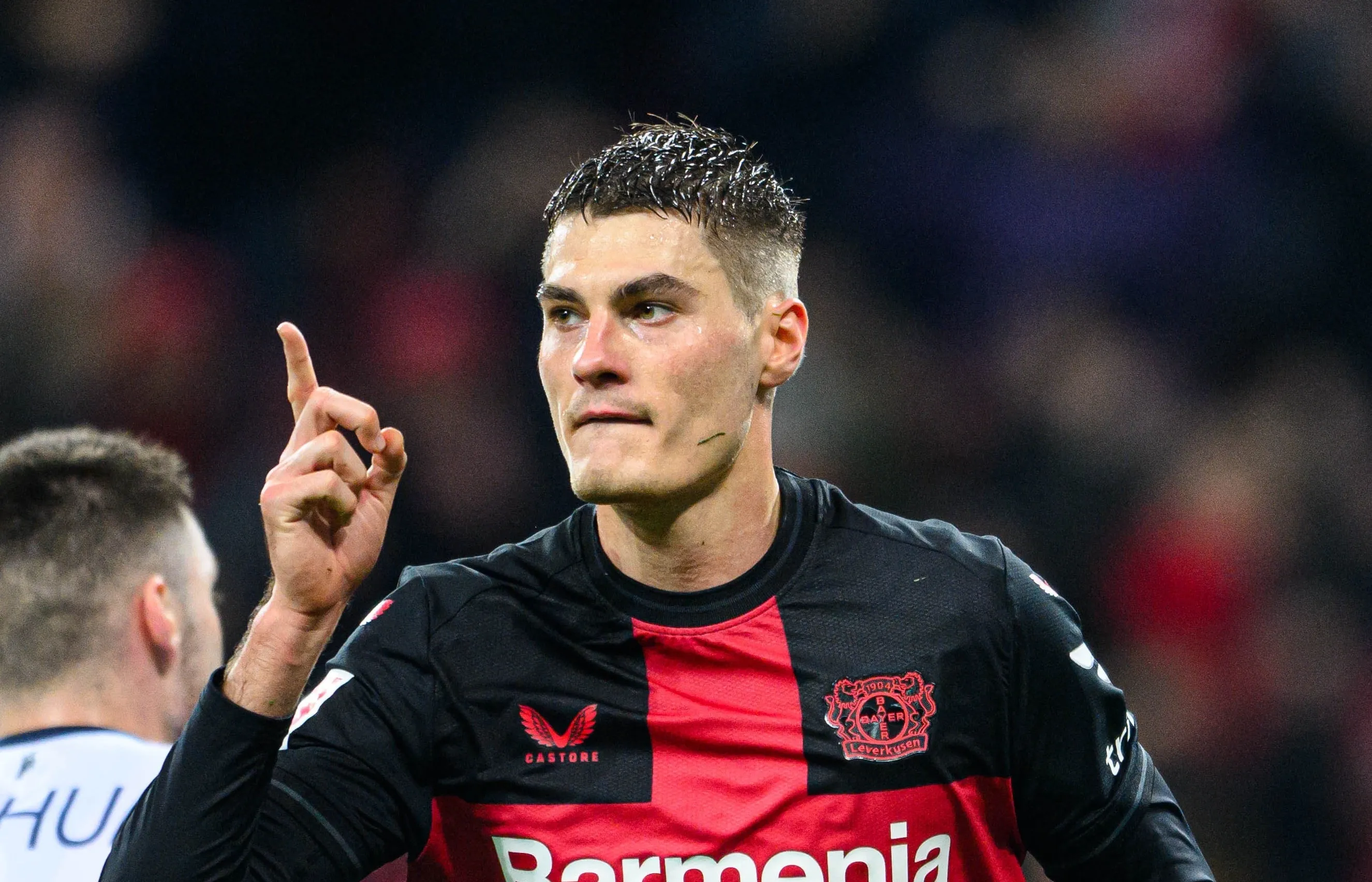 O Leverkusen venceu outra na Bundesliga, dessa vez com endiabrado Schick cravando tr&ecirc;s