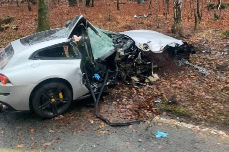 Carro de atacante do West Ham ficou completamente destru&iacute;do ap&oacute;s acidente. Resgate de Michail Antonio durou 45 minutos