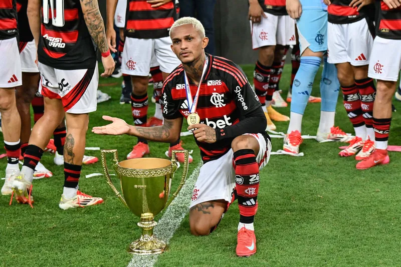 Wesley posa com o trof&eacute;u do Campeonato Carioca 2025