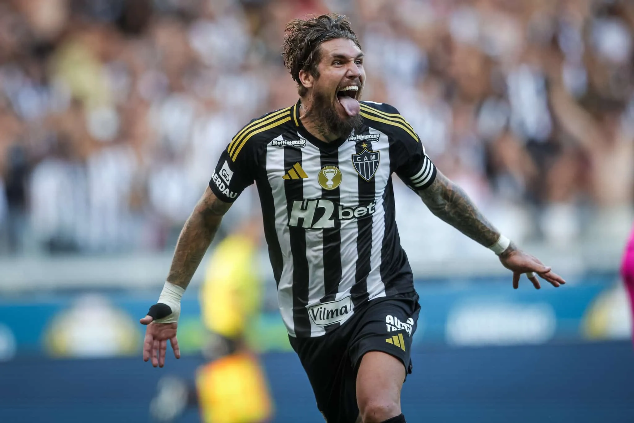 Atl&eacute;tico-MG &lsquo;for&ccedil;ou&rsquo; escala&ccedil;&atilde;o de rival que levou frango e fica perto de fazer hist&oacute;ria