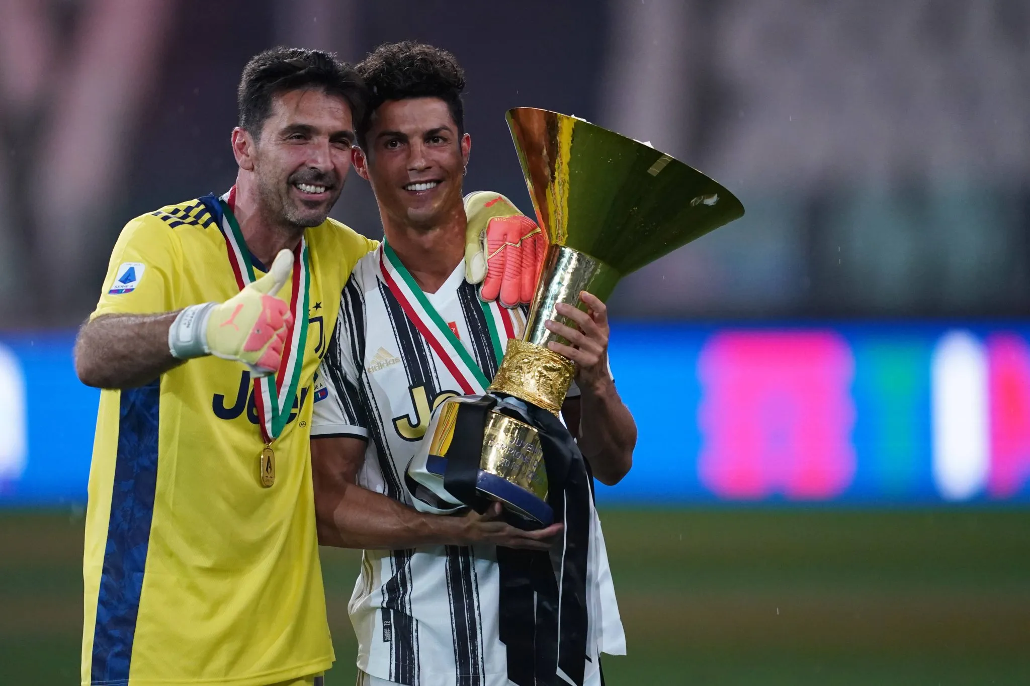 Buffon e Cristiano Ronaldo com a ta&ccedil;a da Serie A 2019/20 