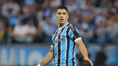Su&aacute;rez fora do Gr&ecirc;mio e junto de Messi &eacute; rumor que volta a esquentar