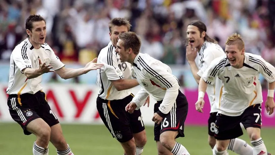 Elogiando o time jovem, Lahm tra&ccedil;a paralelos entre a Inglaterra de 2018 e a Alemanha de 2006