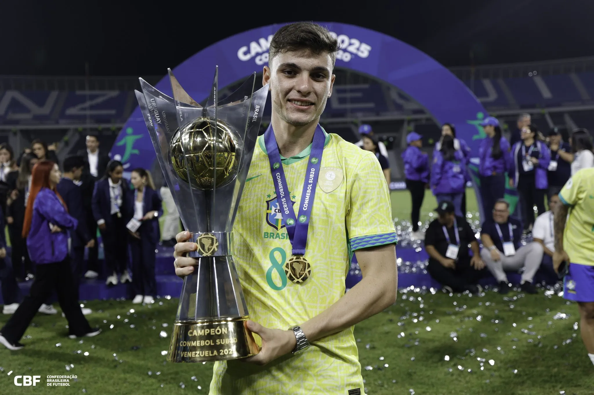 Breno Bidon com a ta&ccedil;a do Sul-Americano sub-20 conquistado pela sele&ccedil;&atilde;o brasileira em 2025
