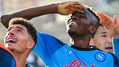 Osimhen entende por que jogadores ficam tanto tempo no Napoli: &ldquo;O amor da torcida &eacute; muito grande&rdquo;