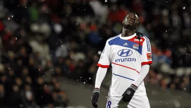Persona non grata, Gomis sofre com tortura lionesa