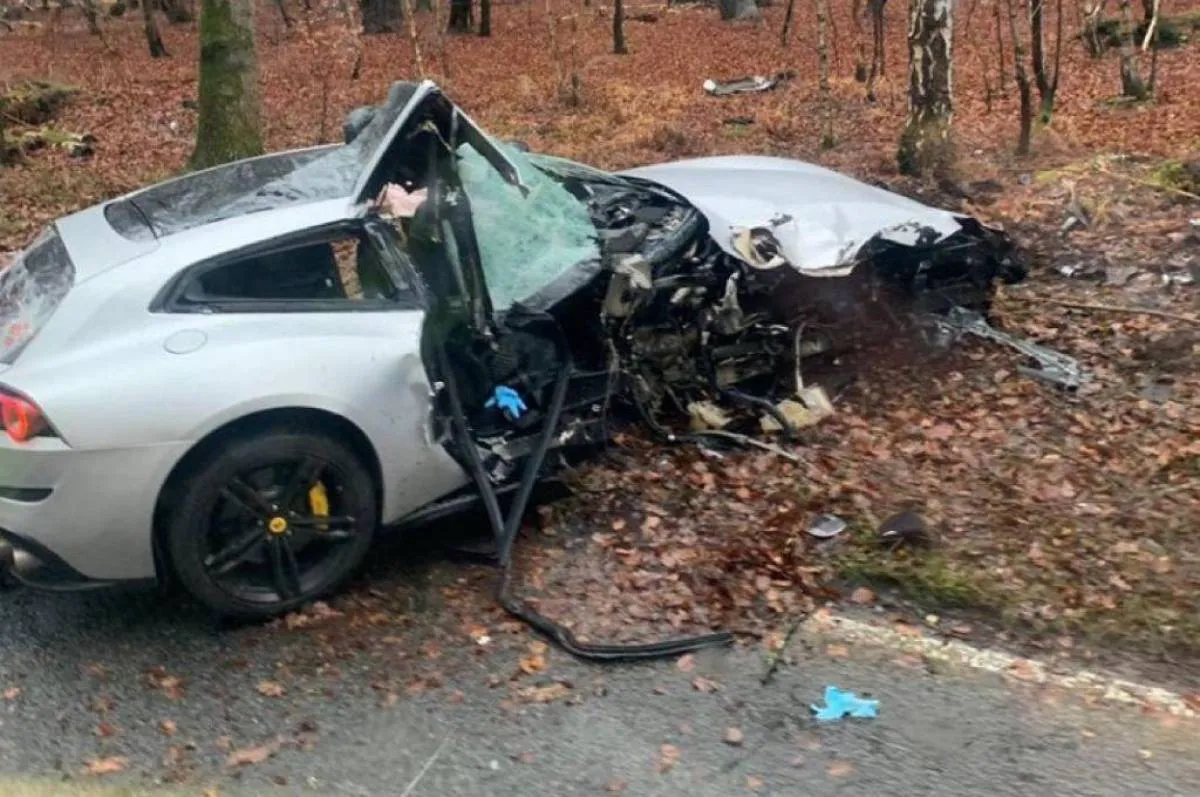 Carro de atacante do West Ham ficou completamente destru&iacute;do ap&oacute;s acidente. Resgate de Michail Antonio durou 45 minutos
