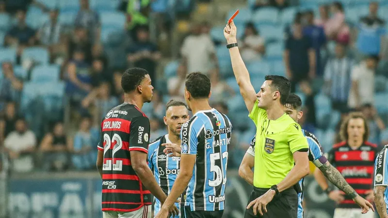Carlinhos, do Flamengo, &eacute; expulso durante partida com o Gr&ecirc;mio