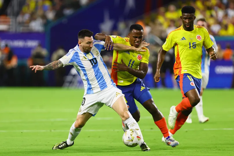 Jhon Arias e Messi em disputa por espa&ccedil;o 