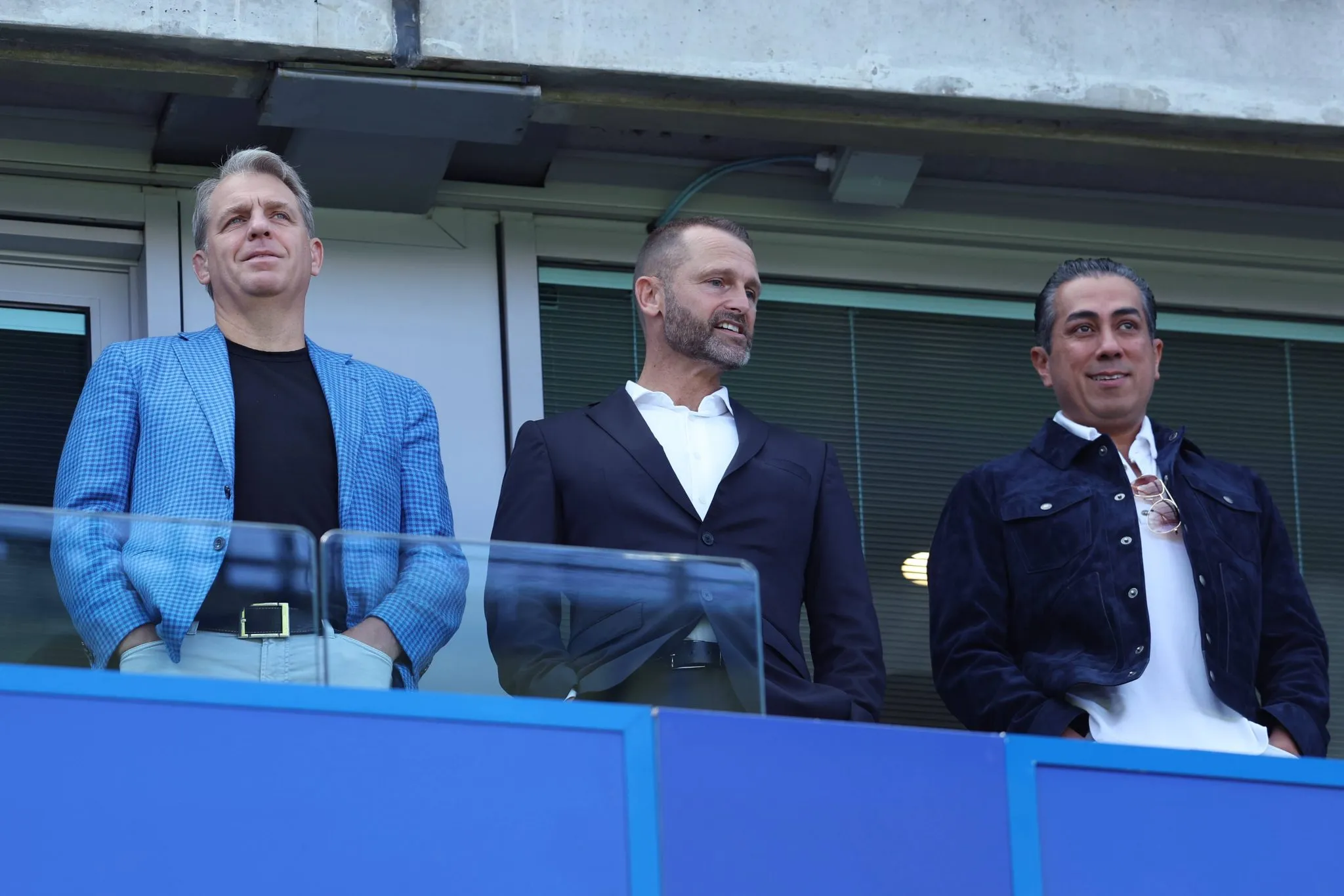 Copropriet&aacute;rios do Chelsea, Todd Boehly e Behdad Eghbali, entre o diretor esportivo Paul Winstanley