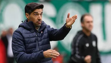 Abel evita ampliar confronto com a torcida do Palmeiras e muda status de renova&ccedil;&atilde;o