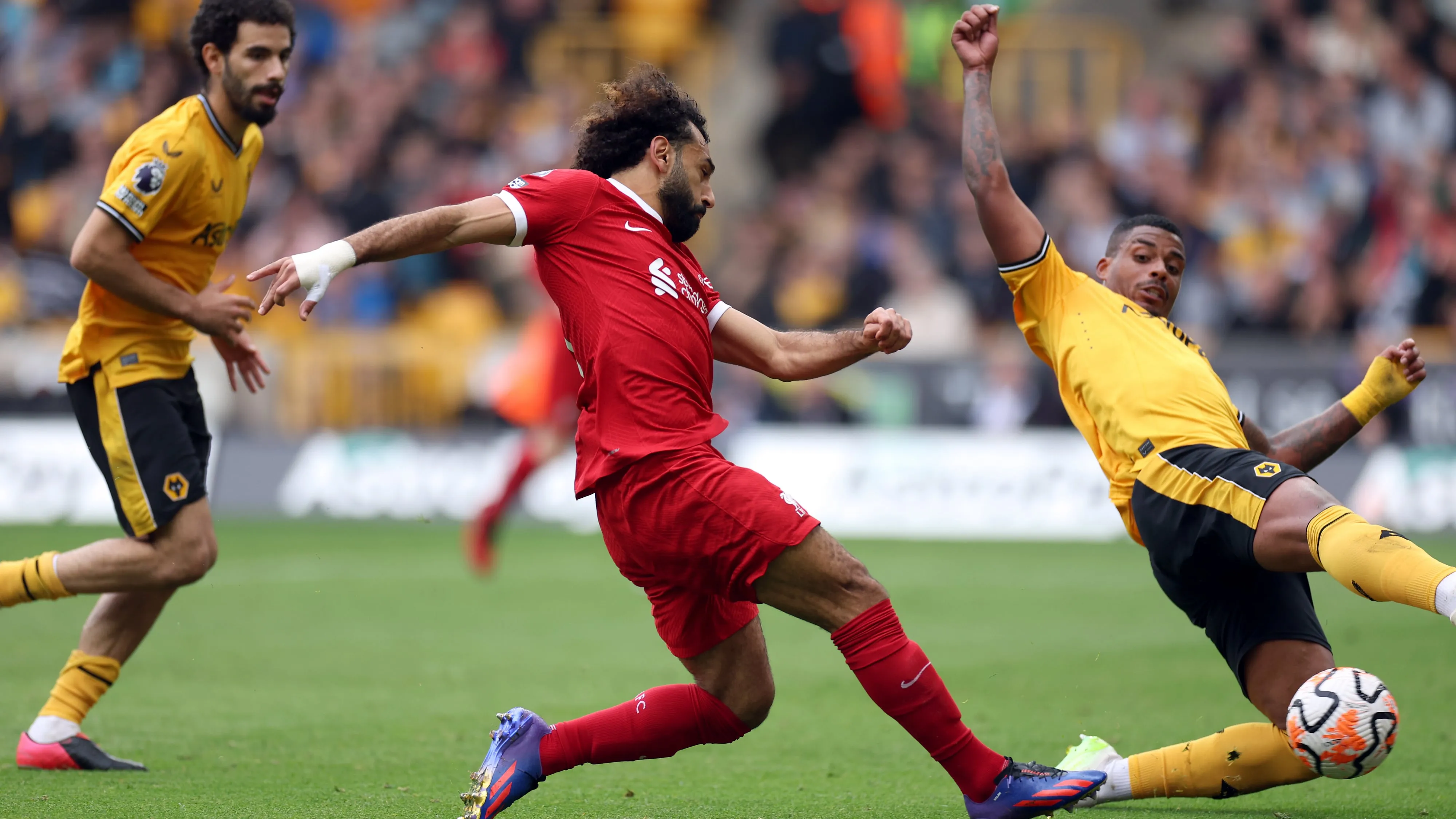 Wolverhampton amea&ccedil;a, mas Salah brilha como gar&ccedil;om e lidera virada do Liverpool