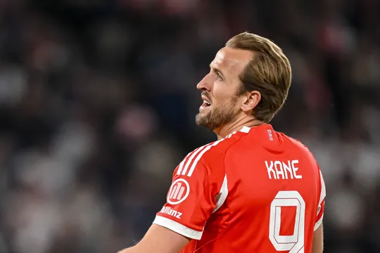 &lsquo;Inaceit&aacute;vel&rsquo;: Rooney critica fala de Harry Kane ap&oacute;s derrota do Bayern diante do PSG