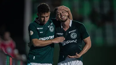 Goi&aacute;s vence Am&eacute;rica-MG e jogo dos rebaixados do Campeonato Brasileiro fica marcado pela estreia de garotos