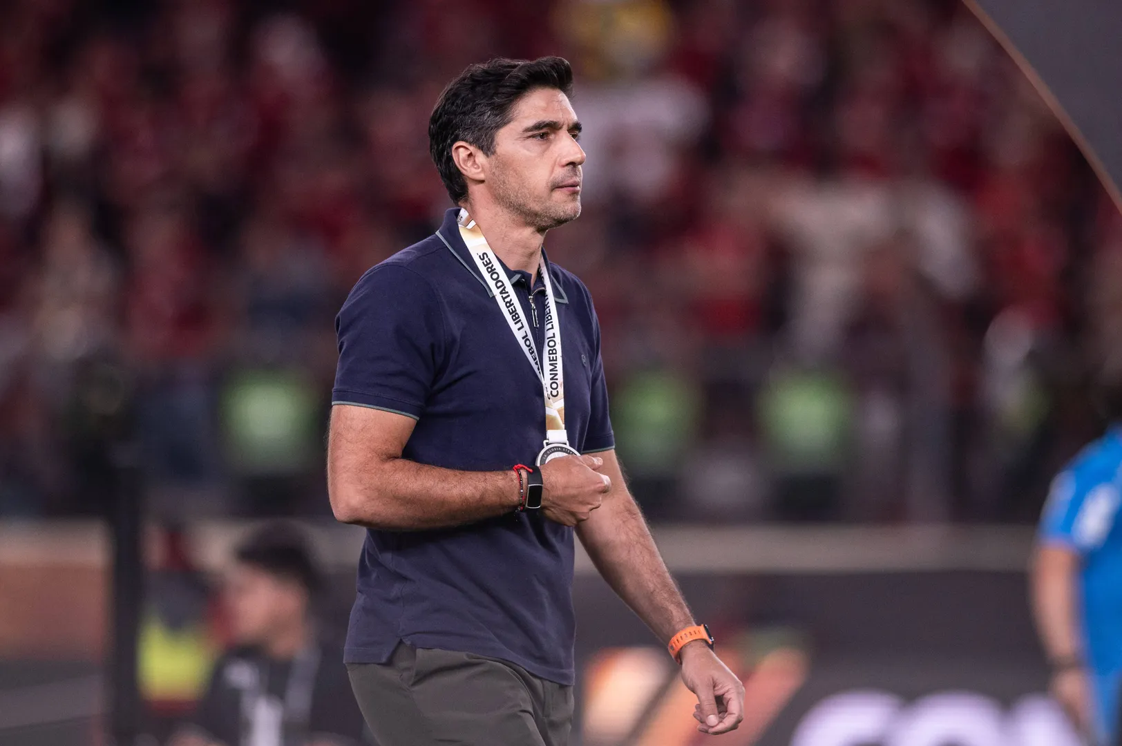 Abel Ferreira com a medalha de vice-campe&atilde;o no peito 