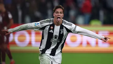 Nos 50 anos de Del Piero, herdeiro da camisa 10 d&aacute; presente a &iacute;dolo da Juventus