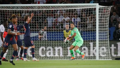 Buffon teve que fazer uma grande defesa para evitar o gol de&hellip; Thiago Silva