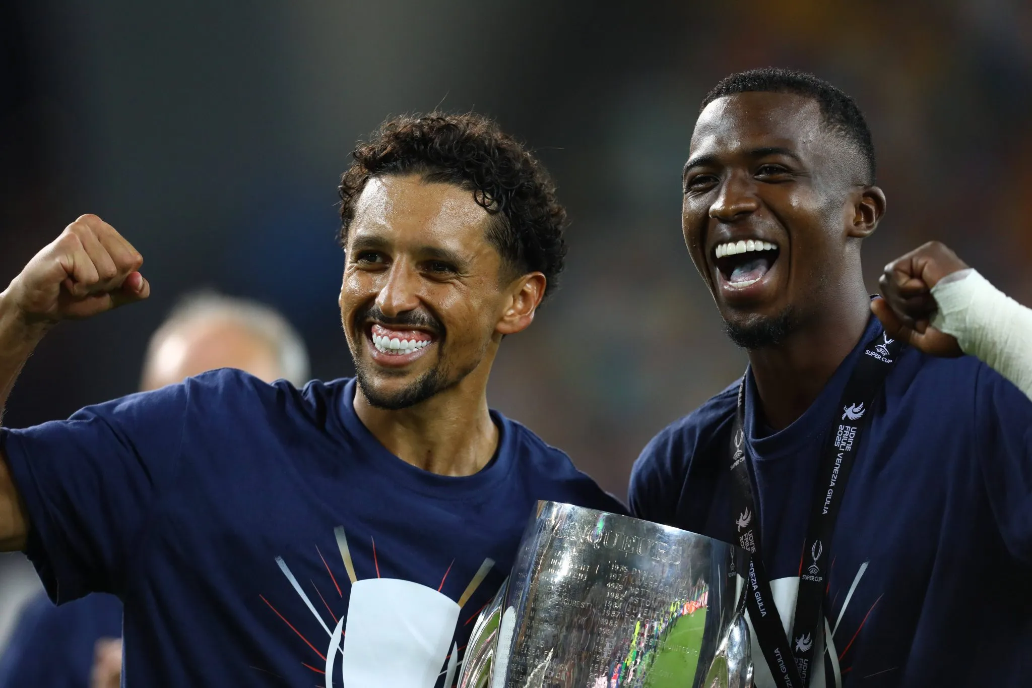 Marquinhos e Pacho com a ta&ccedil;a da Supercopa da Europa