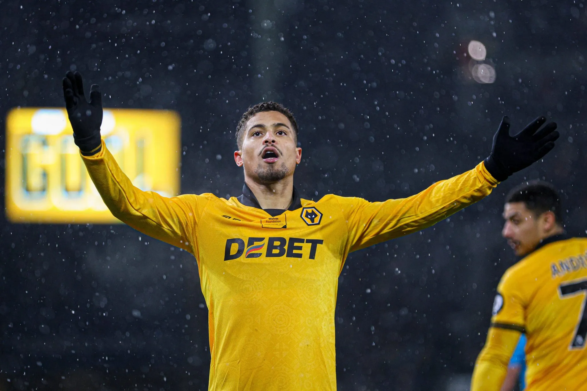 Jo&atilde;o Gomes celebra gol pelo Wolverhampton