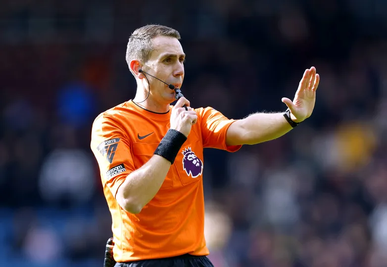 &Aacute;rbitro da Inglaterra sofre puni&ccedil;&atilde;o da Uefa ap&oacute;s novo vazamento pol&ecirc;mico