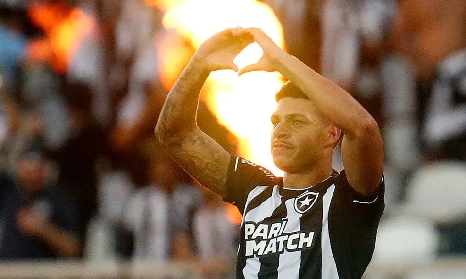 O Botafogo finca o p&eacute; na lideran&ccedil;a com mais um cl&aacute;ssico vencido e a vantagem preservada