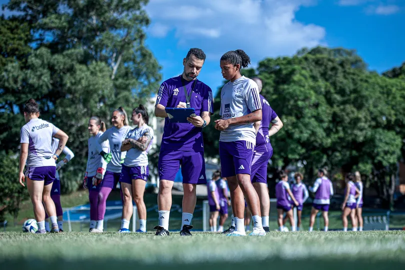 Jonas Urias em treinamento do Cruzeiro Feminino durante a prepara&ccedil;&atilde;o para a temporada 2024
