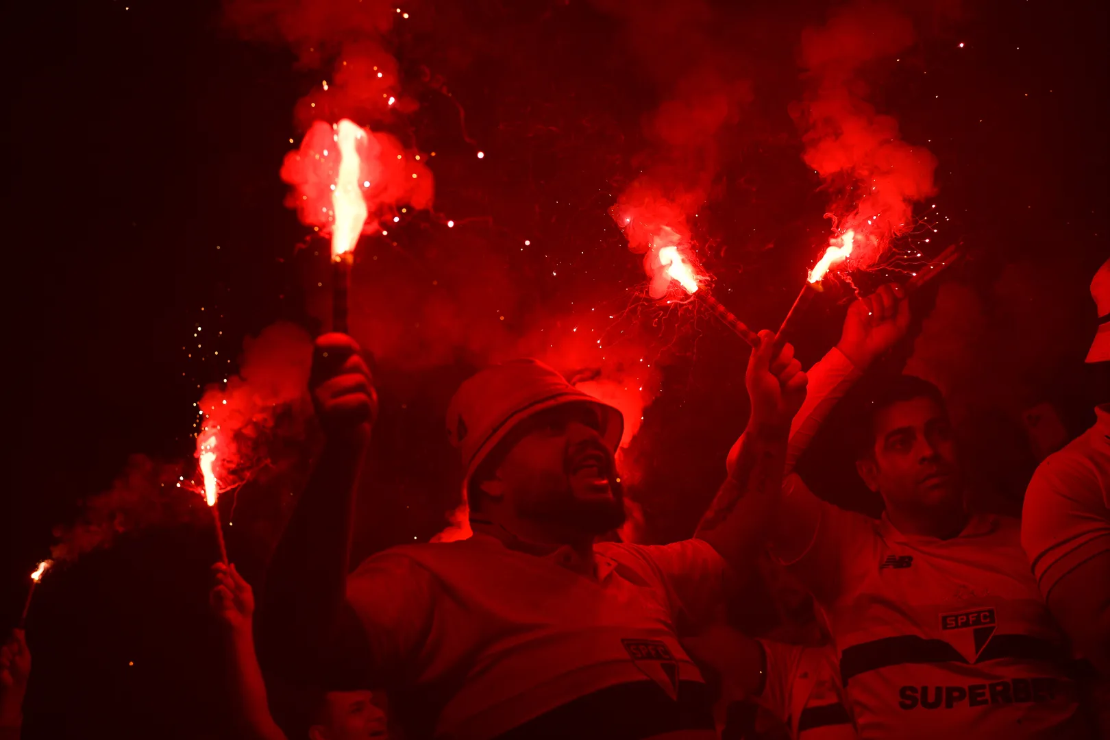 Torcida do S&atilde;o Paulo faz a tradicional festa na recep&ccedil;&atilde;o ao &ocirc;nibus do clube