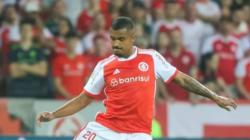 Clayton Sampaio com a bola no jogo do Internacional contra o Vit&oacute;ria