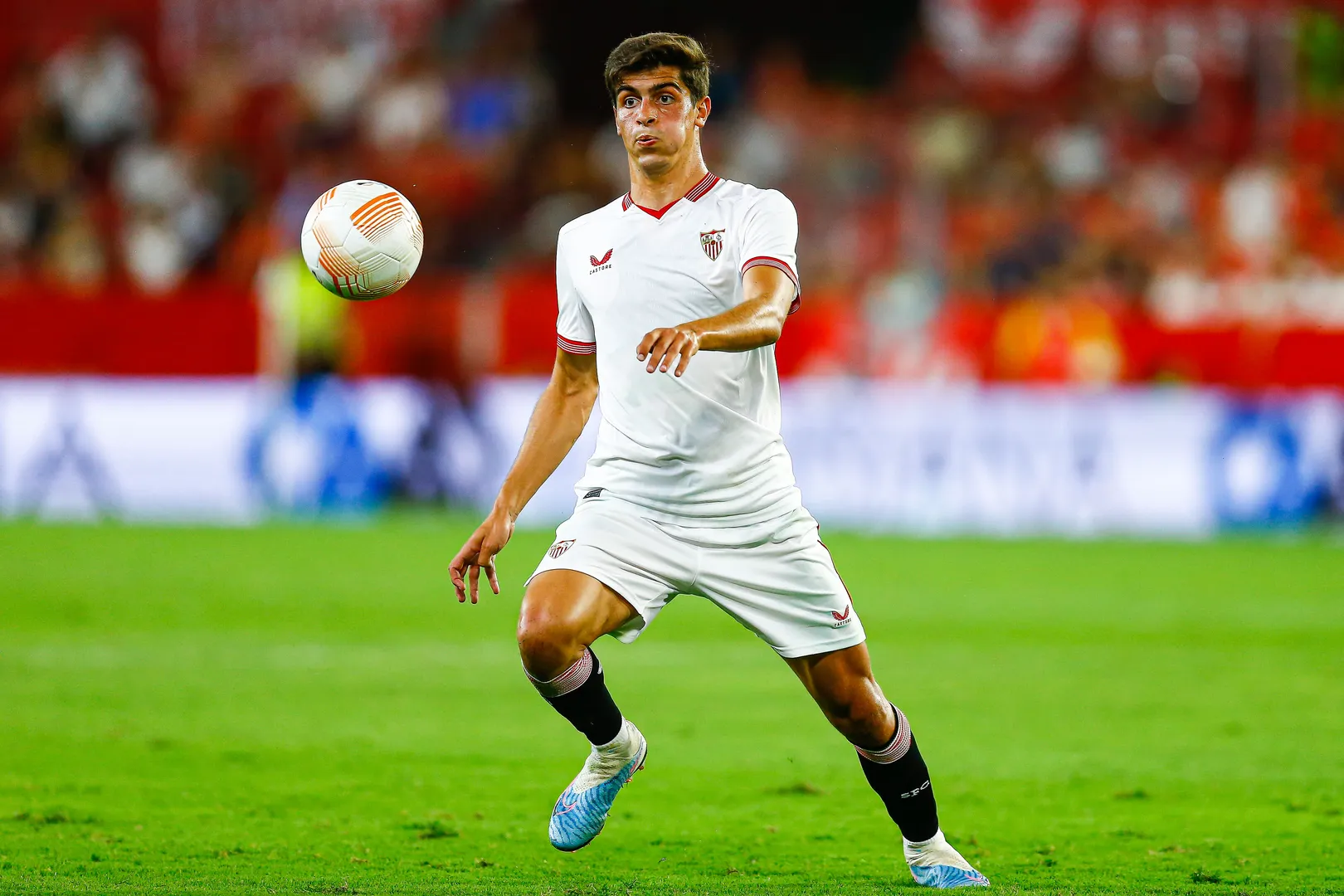 Juanlu S&aacute;nchez domina bola