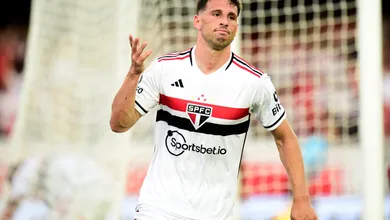 S&atilde;o Paulo ouve &lsquo;n&atilde;os&rsquo; e esbarra em dificuldades em busca por centroavante para fazer sombra a Calleri