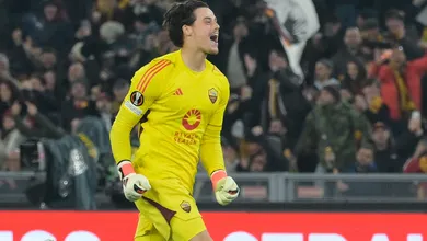 Svilar brilha, pega dois p&ecirc;naltis e Roma avan&ccedil;a na Liga Europa ap&oacute;s jogo nervoso