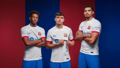 Barcelona usa Cruyff para driblar controv&eacute;rsia da nova camisa branca
