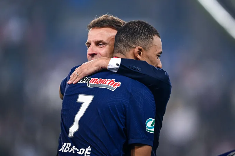 Mbapp&eacute; &eacute; cumprimentado por Emmanuel Macron, presidente da Fran&ccedil;a, ap&oacute;s conquistar a Copa da Fran&ccedil;a no Stade Pierre-Mauroy, em Lille. Foto: Icon Sport