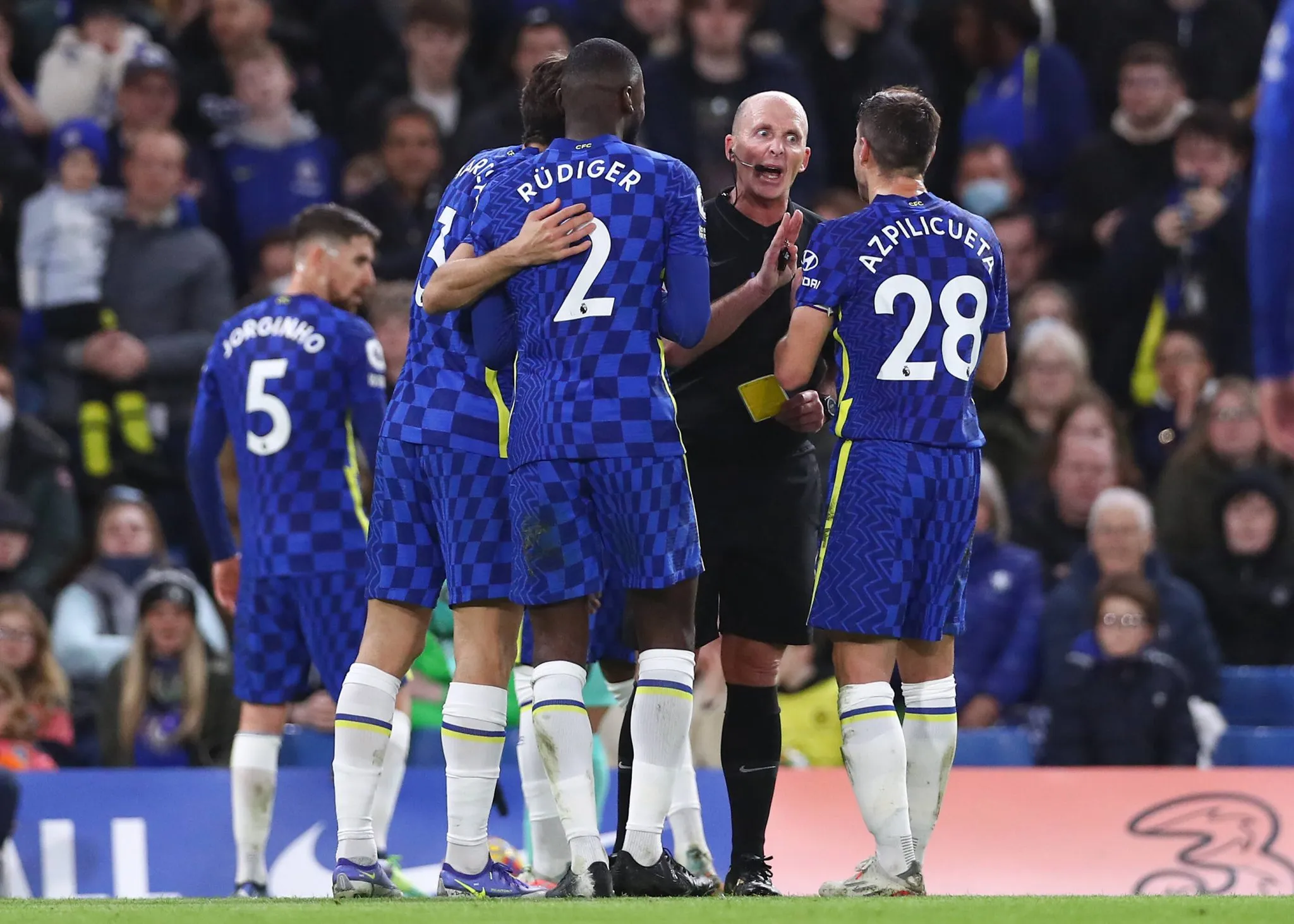 Jogadores do Chelsea cercam Mike Dean 