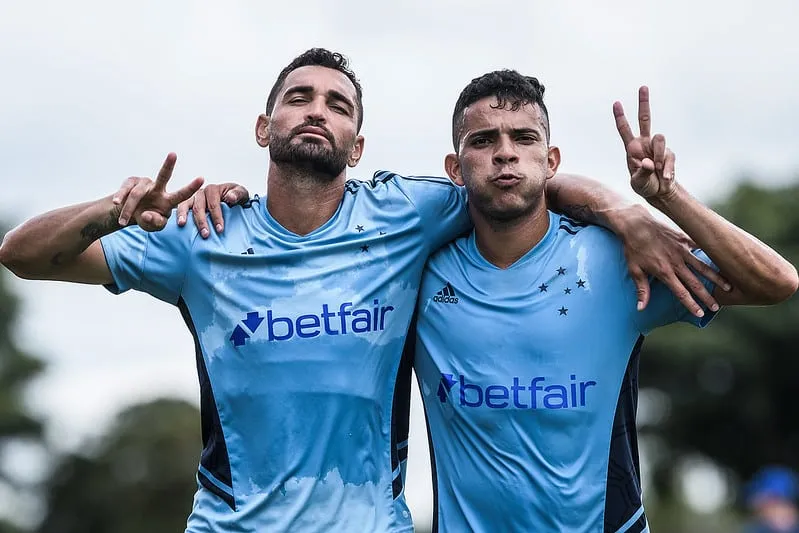 Gilberto e Bruno Rodrigues t&ecirc;m perman&ecirc;ncia amea&ccedil;ada no Cruzeiro, o primeiro pelo desempenho e o segundo pelo tempo de contrato