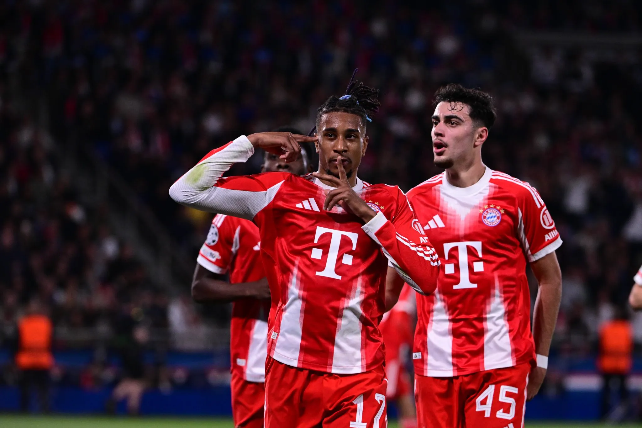 Olise celebra gol pelo Bayern