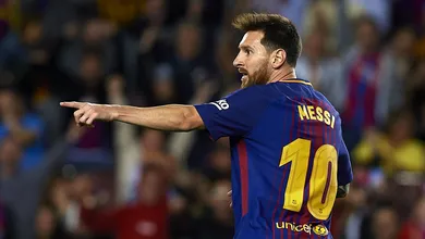Barcelona melhora e, com Messi mais perto do gol, viu seu craque brilhar na goleada contra o Espanyol