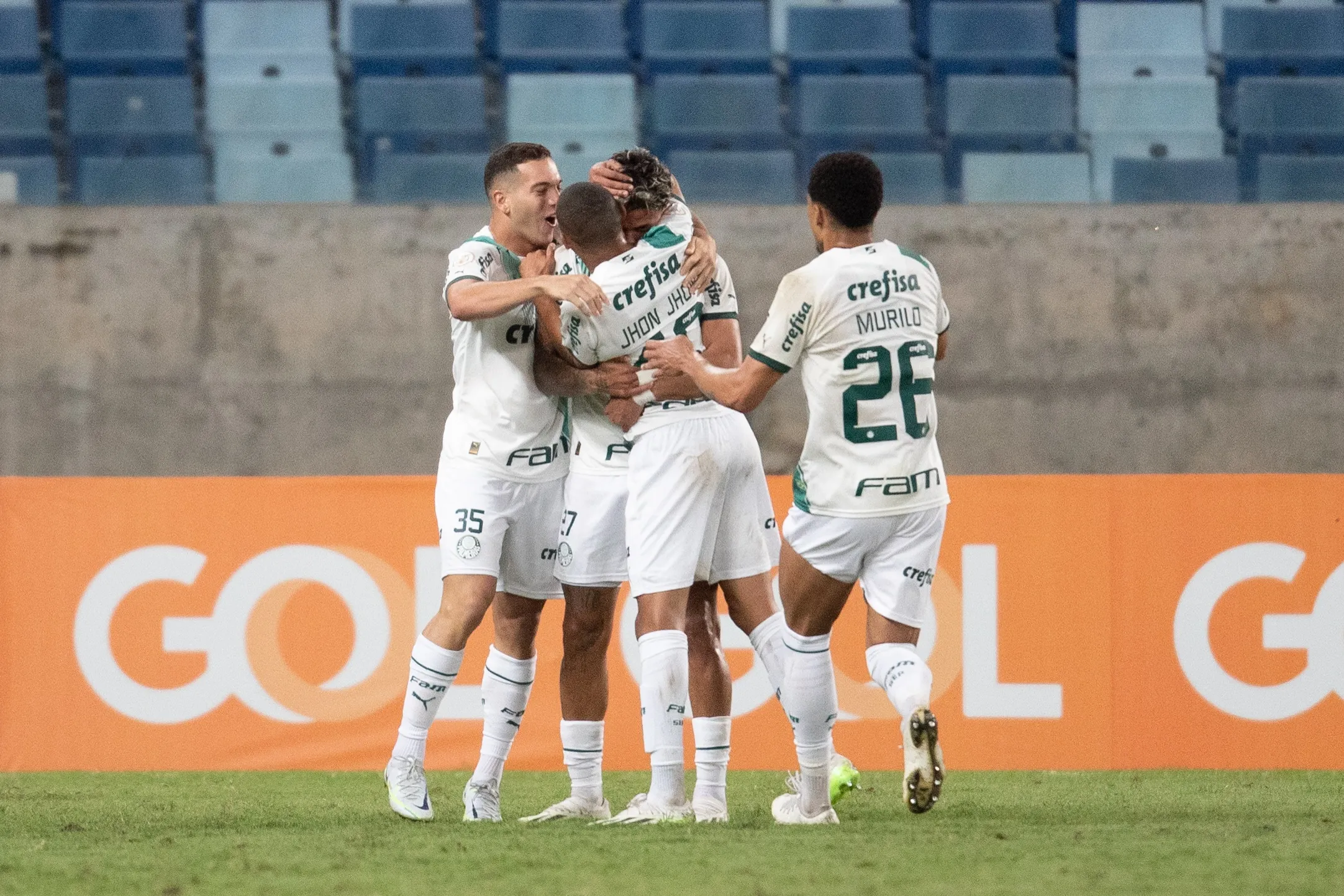 De olho na Libertadores, Palmeiras vence Cuiab&aacute; e diminui vantagem do Botafogo